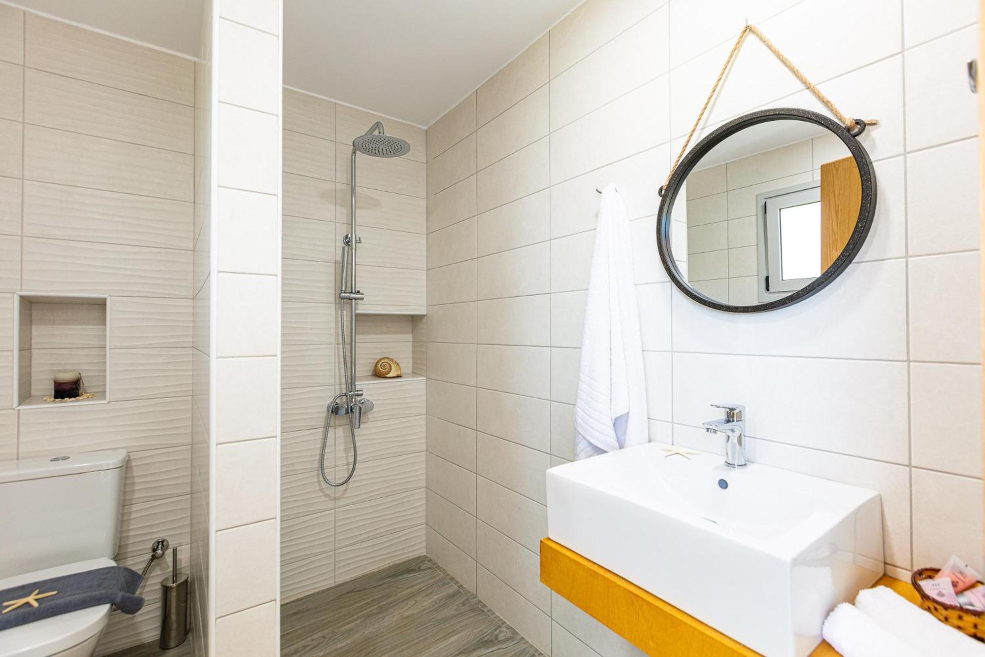 Evilio Suites, Inspired Family Retreat, Βy Thinkvilla Skaleta Exterior photo